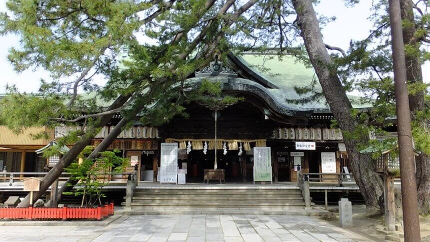 白山神社の拝殿