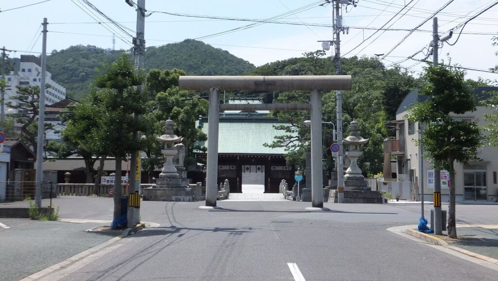 石清尾八幡神社を八幡通から眺める