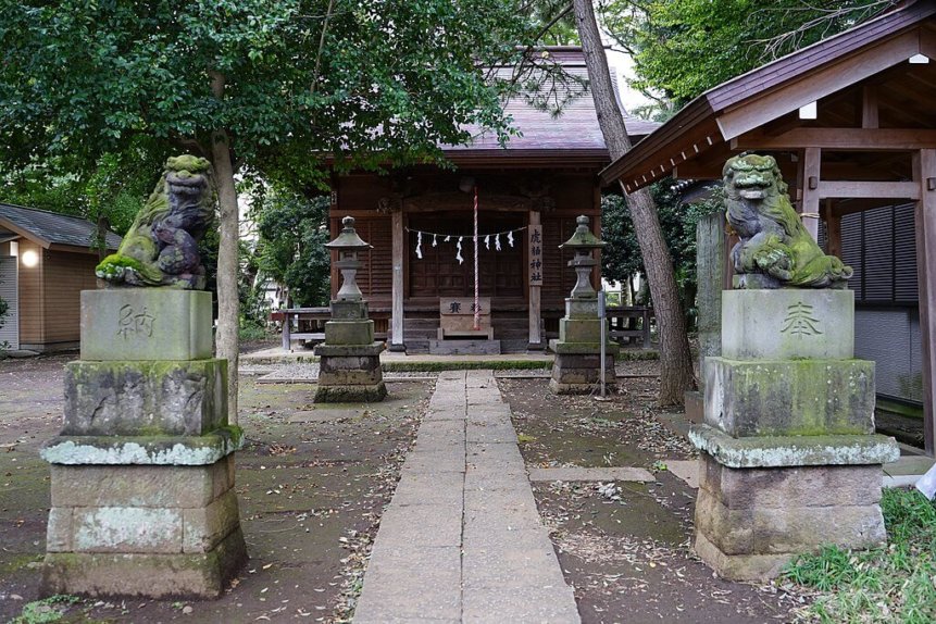 虎狛神社の境内