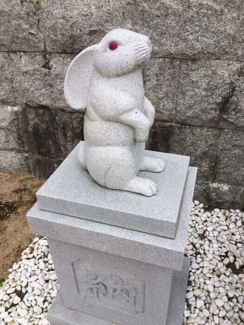 三輪神社のウサギ像