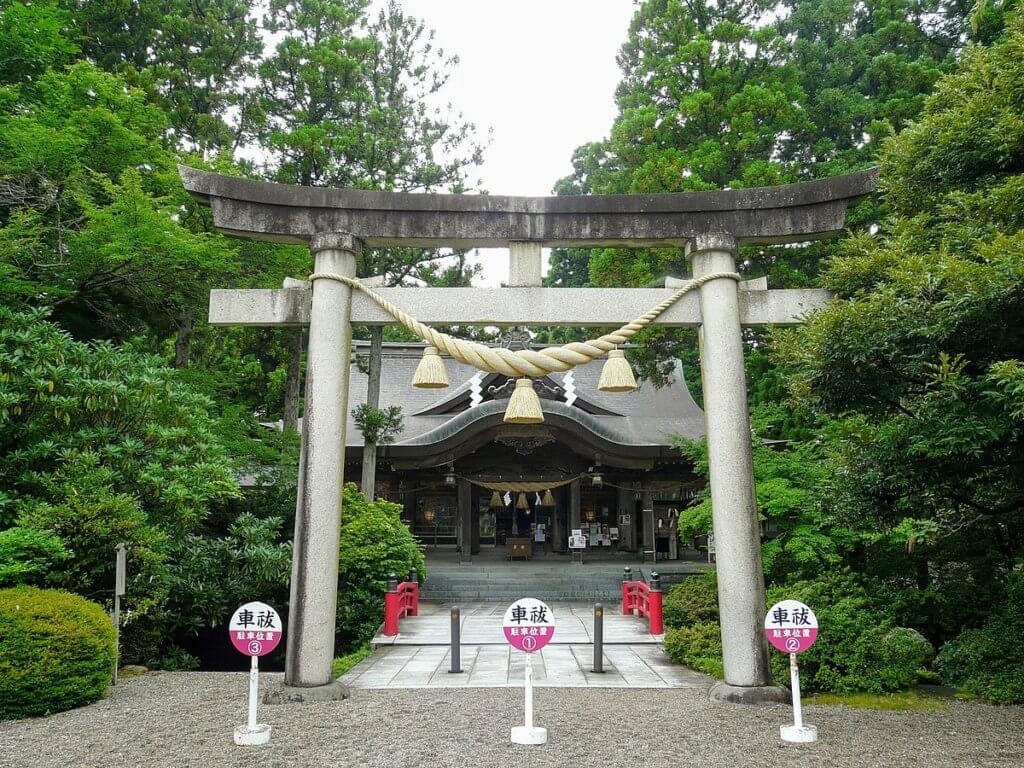 高瀬神社の鳥居と拝殿