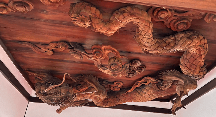瀧尾神社の拝殿天井の木彫りの龍