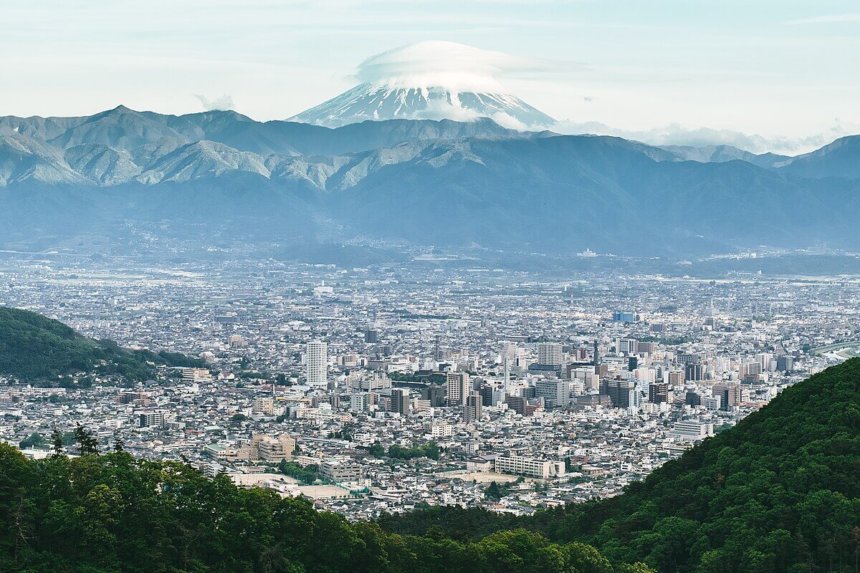 甲府市の中心部と富士山