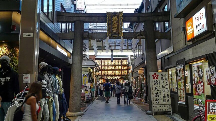 錦天満宮の建物にめり込んだ鳥居維