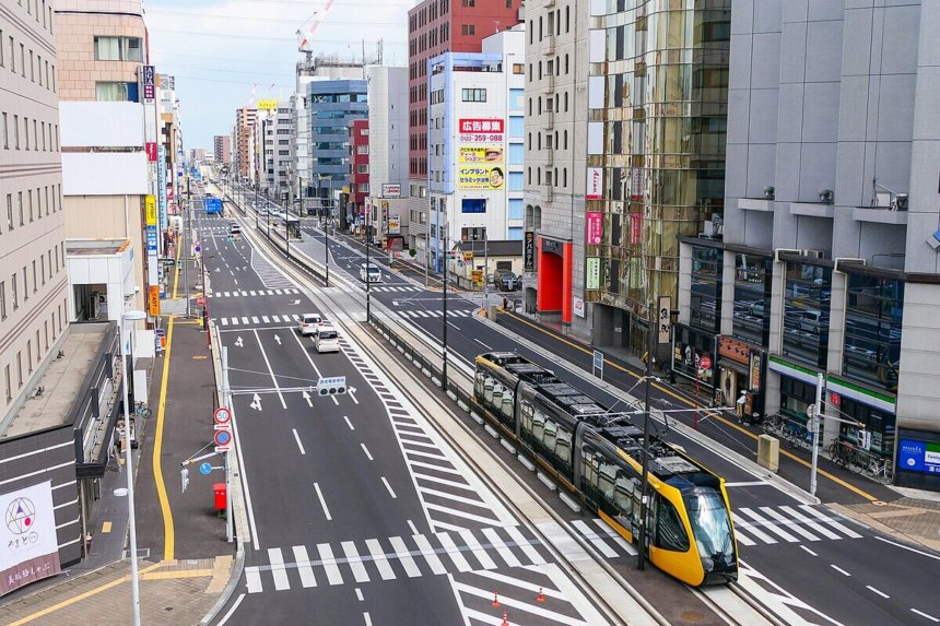 鬼怒通りを走る宇都宮ライトレール