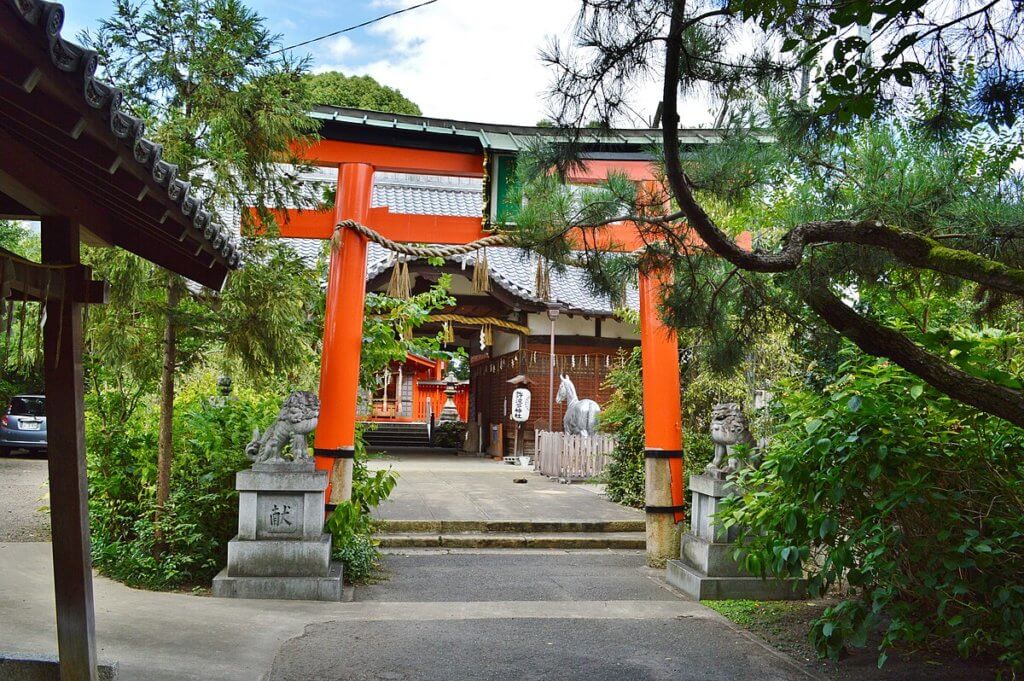 許波多神社の境内