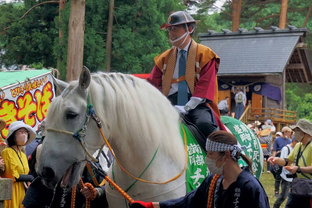 森岡八幡宮で開催される「チャグチャグ馬コ」の様子