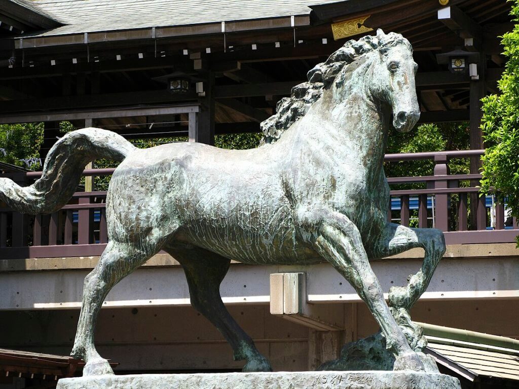 長崎諏訪神社の神馬像