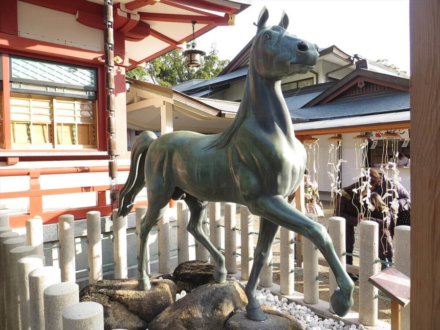 西宮神社拝殿脇に建つ神馬像