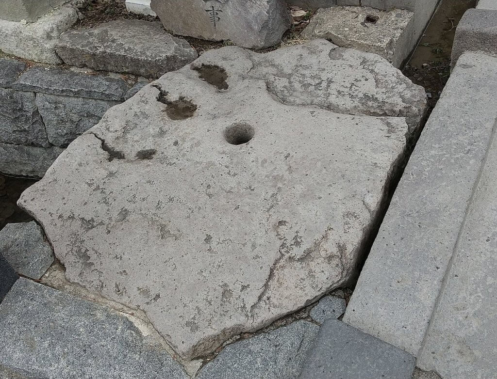 駒返橋。の穴に頼朝の馬の蹄が挟まったといわれる