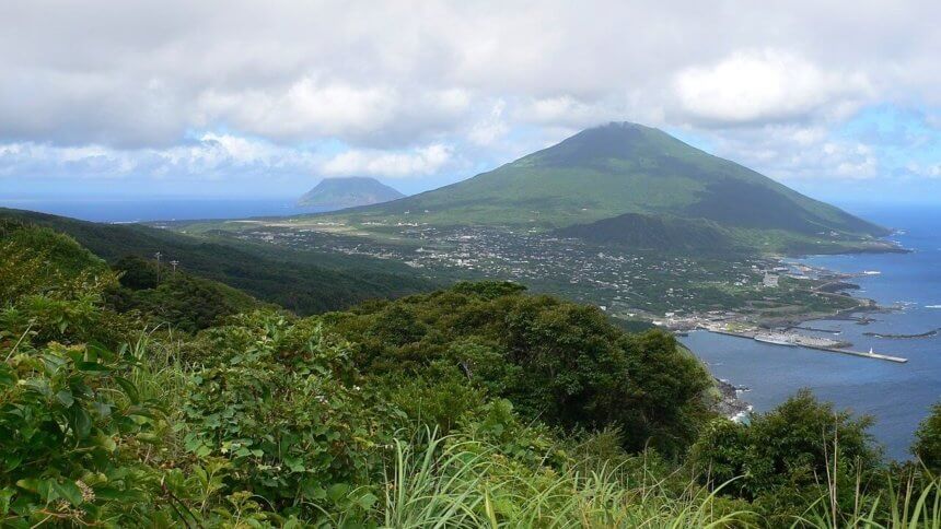 八丈島三根地域の中心部を望む