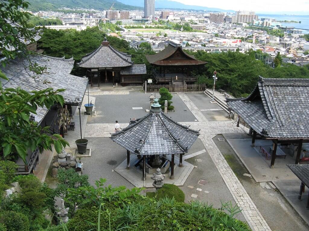 三井寺(園城寺)の境内