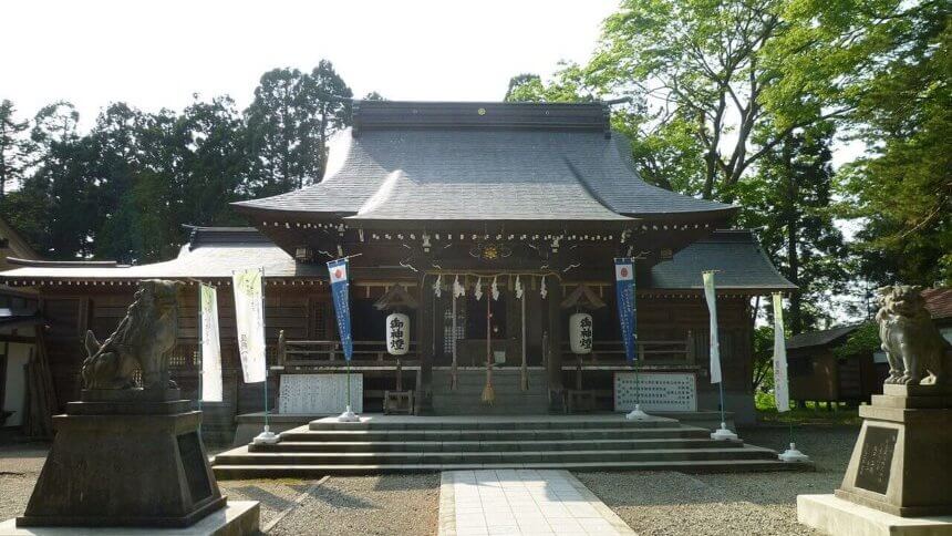 最上公園内の戸澤神社